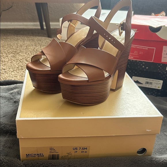 Michael Kors Divia Brown Platform Sandals size 7.5 - Picture 1 of 1